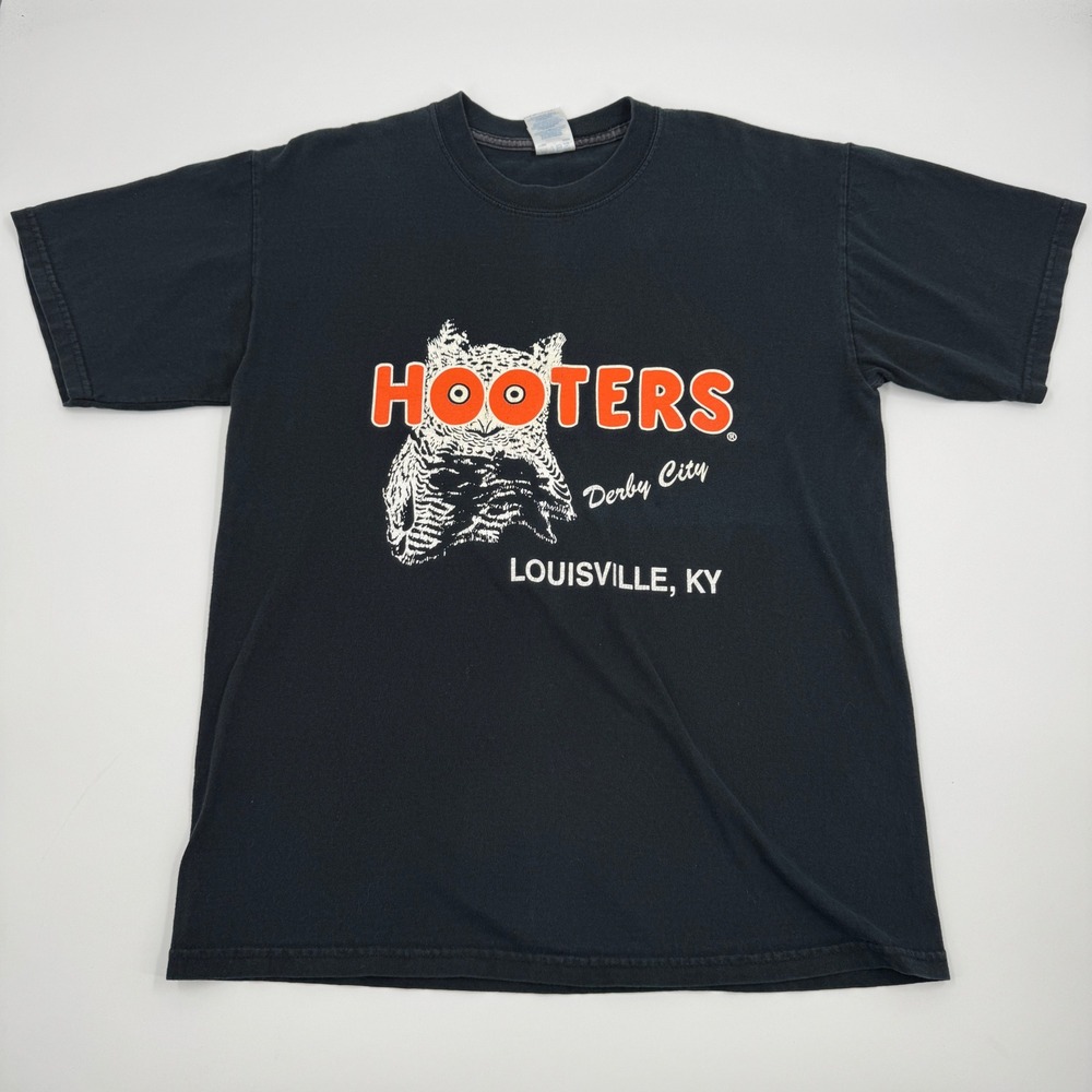 Hooters Louisville KY Derby City Mens Black Graphic T-Shirt Medium Gildan Cotton